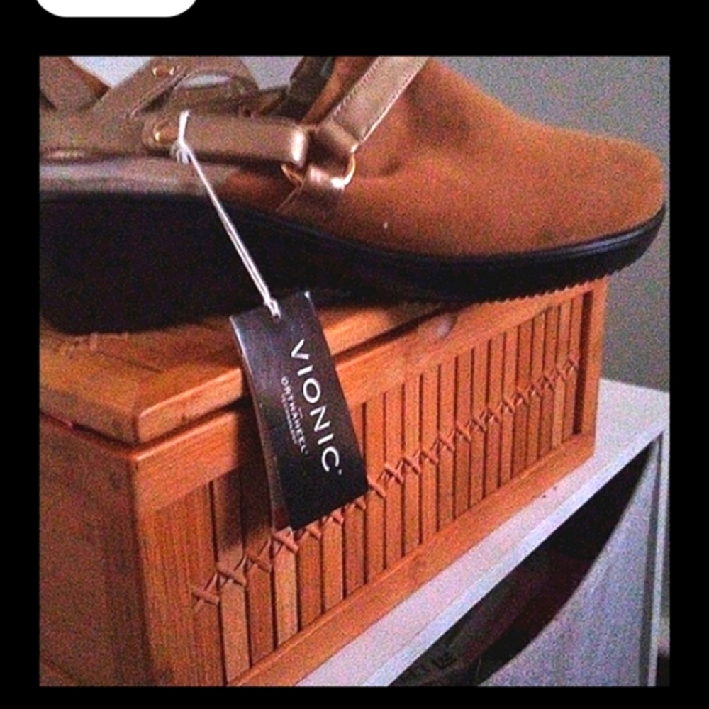 Vionic orthoheel suede clogs NWT